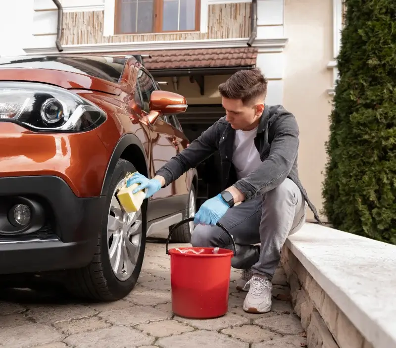 Lavage auto à domicile Les Pilles : professionnel intervenant sur un véhicule